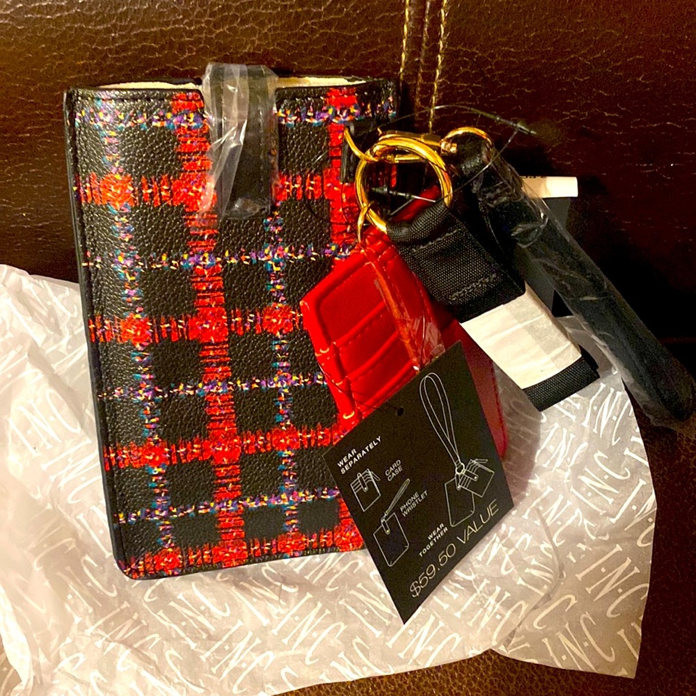 Wristlet with card holder and zipper, very practical excellent for light travel!